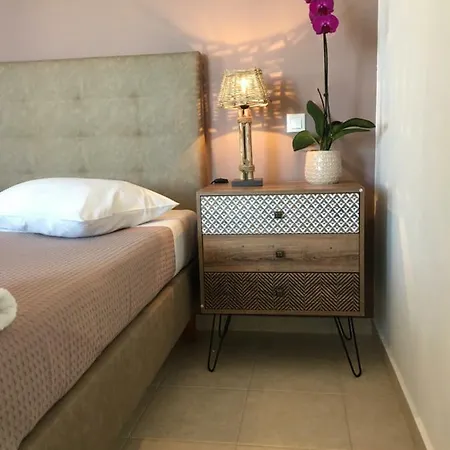 Renata Gold - Private Pool, Free Parking & Sea View