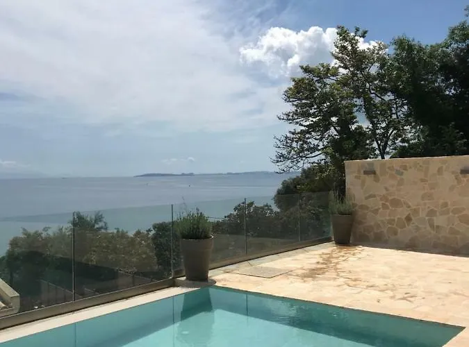 Villa Renata Gold - Private Pool, Free Parking & Sea View
