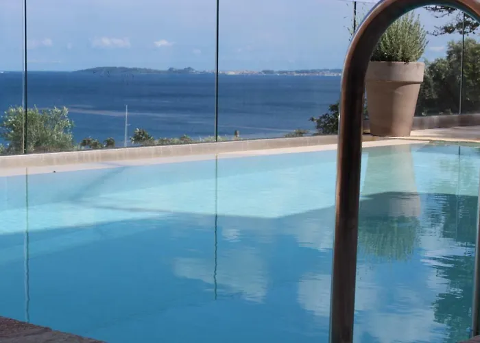 Renata Gold - Private Pool, Free Parking & Sea View Villa