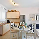 Renata Gold - Private Pool, Free Parking & Sea View