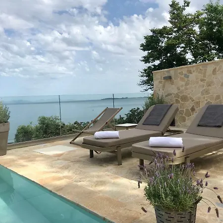 Renata Gold - Private Pool, Free Parking & Sea View